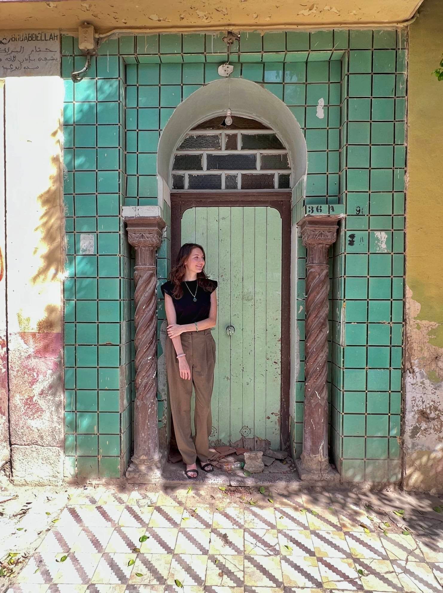 Fille devant un hammam