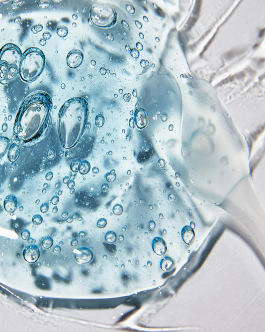COMMENT S’HYDRATER EN FONCTION DE SON ÂGE : LES SECRETS DE L’ACIDE HYALURONIQUE
