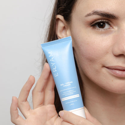 Femme tenant le tube de crème hydratante ERYAM