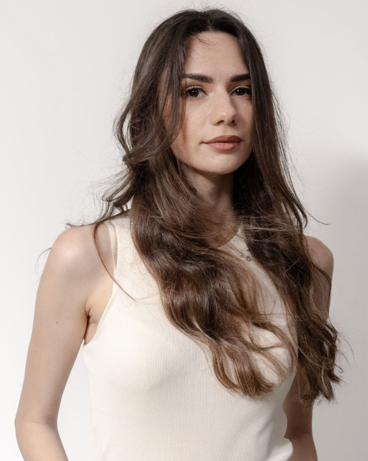 Femme aux cheveux longs et brillants