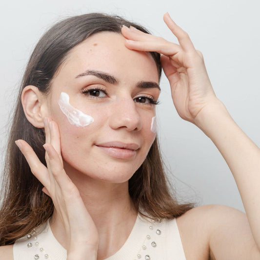 Application de la crème hydratante ERYAM sur le visage