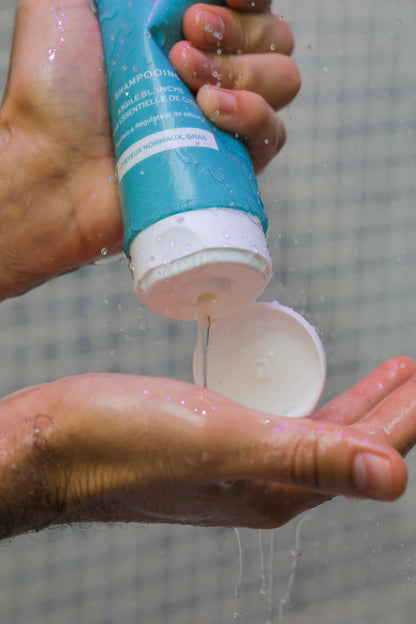 Application du shampooing cheveux normaux à gras ERYAM sous la douche