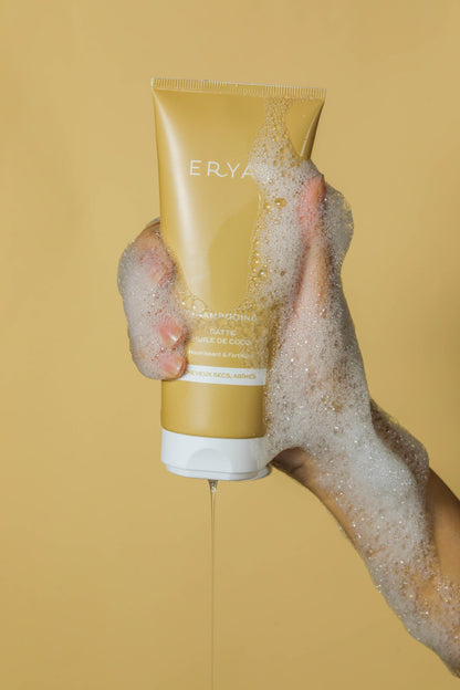 Mousse du shampooing datte et huile de coco ERYAM dans la main
