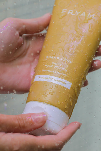 Shampooing sans sulfates datte et huile de coco ERYAM tenu sous la douche